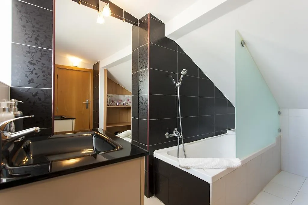 Joivy Bright 2Br Apt With River Views &Balcony In Alfama, Moments From Santa Apolonia Train Station Appartement Lissabon